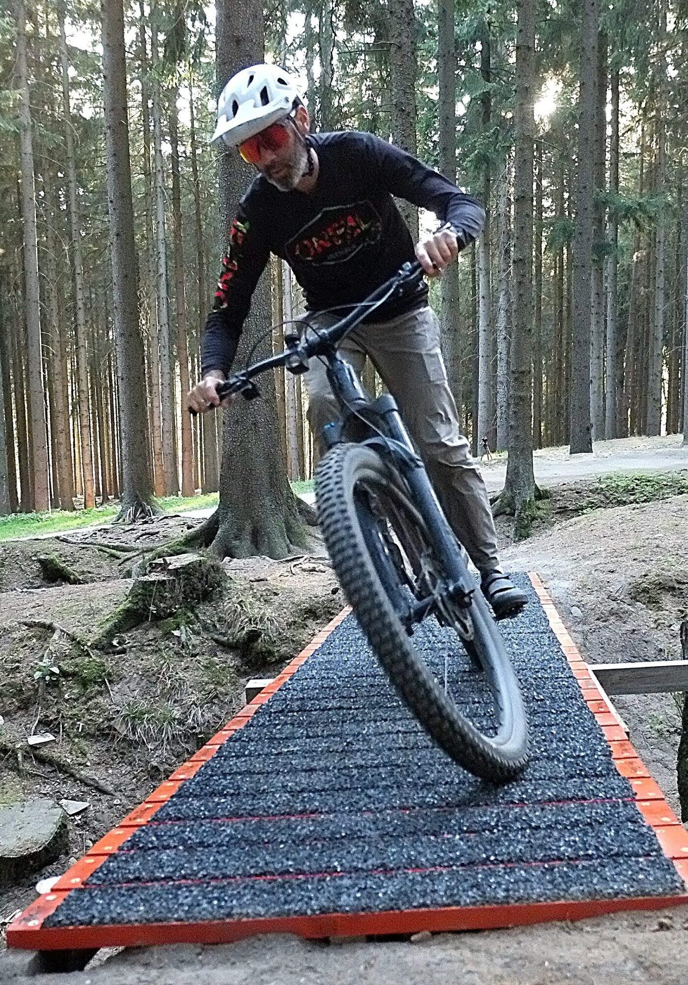 Cyklista na TrailPlank lávce