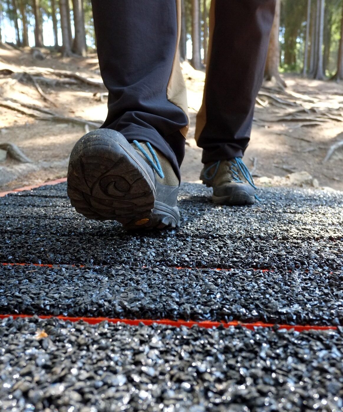Pěší na TrailPlank povrchu